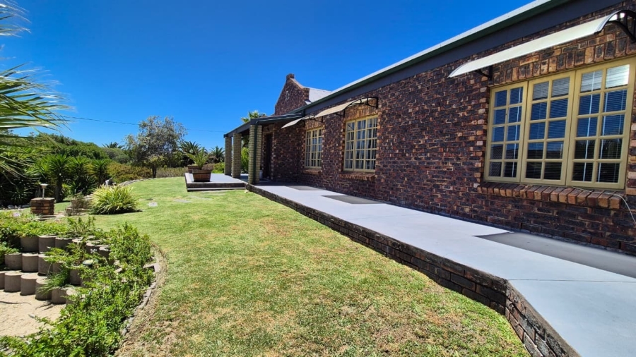 5 Bedroom Property for Sale in Middedorp Western Cape